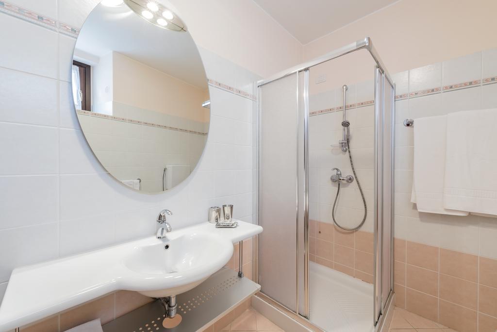 Villa Edy Apartments Tremezzina Bagian luar foto